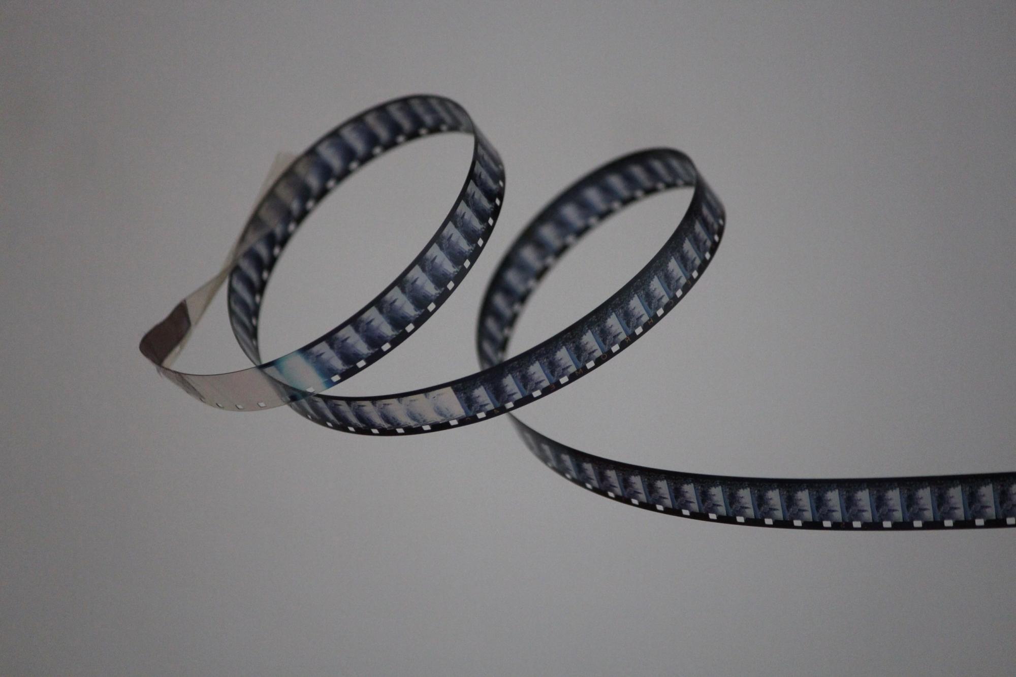 filmrol afgerold in een paar artistieke krullen