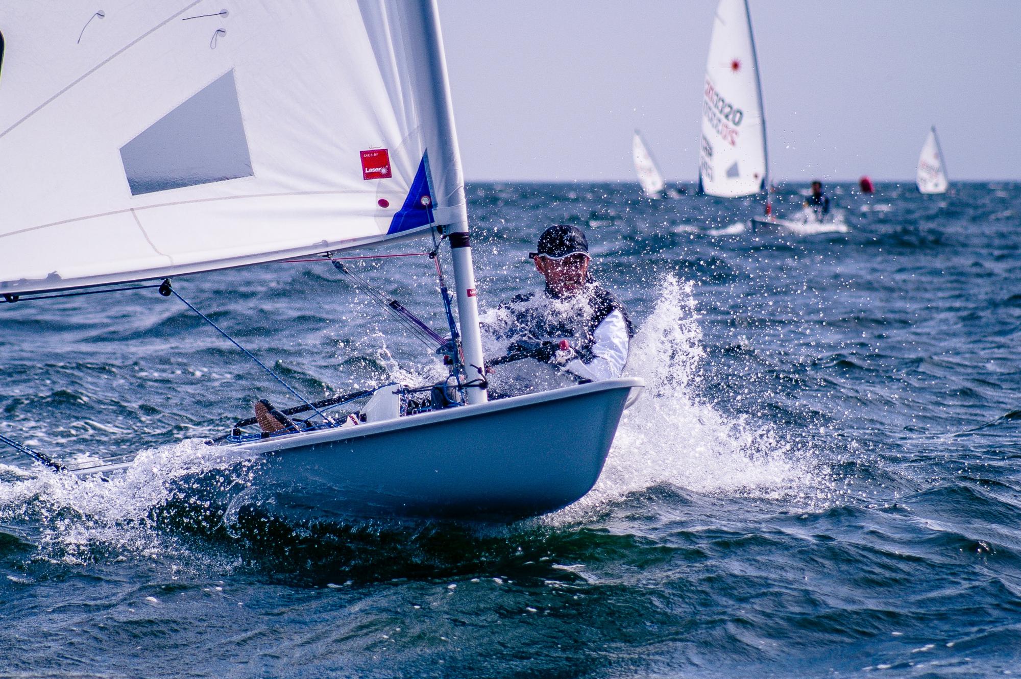 actiefoto wedstrijdzeiler in de laser-klasse gemaakt door ludomil sawicki