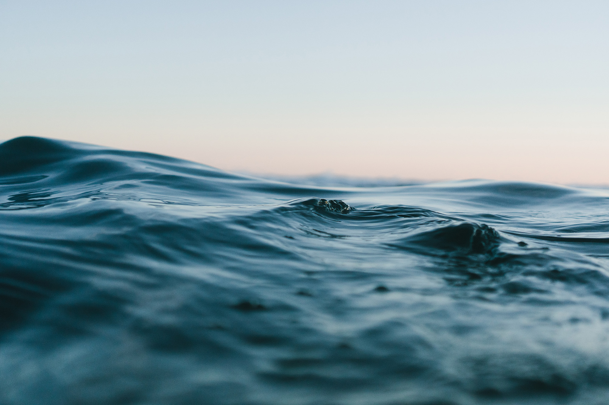 close up van kalm zeewater met kleine golven