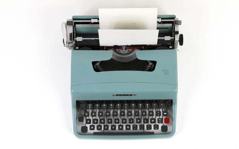Typemachine in de kleur lichblauw