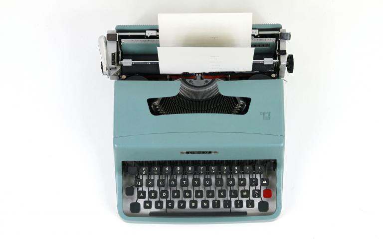 lichtblauwe typemachine