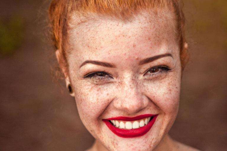 Femme souriante avec des cheveux roux