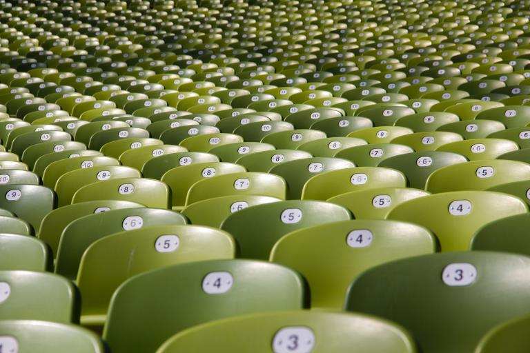 Muitas cadeiras verdes