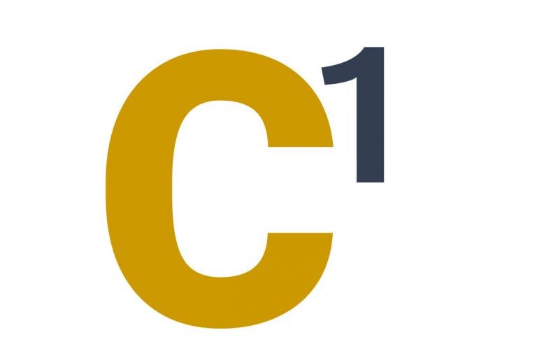 Grote mosterdkleurige letter C, met het cijfer 1 ernaast