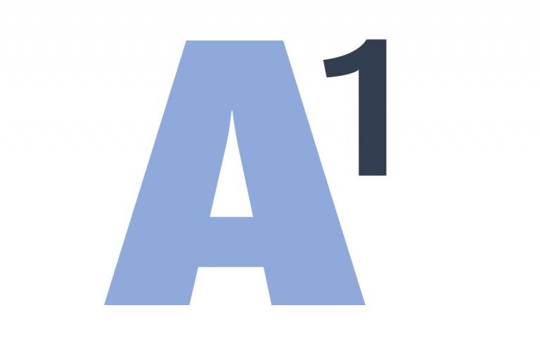 Hoofdletter A, lichtblauw met een zwart cijfer 1 erbij