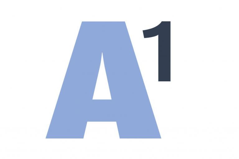 Dikke, lichtblauwe, hoofdletter A met een zwart cijfer 1 ernaast, in superscript