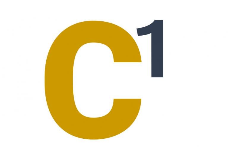 Dikke, mosterdkleurige, hoofdletter C met een zwart cijfer 1 ernaast, in superscript