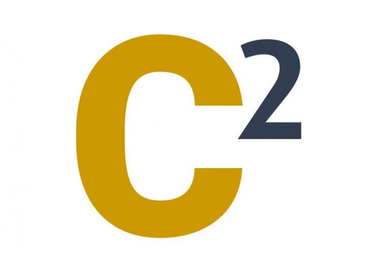 Dikke, mosterdkleurige, hoofdletter C met een zwart cijfer 2 ernaast, in superscript
