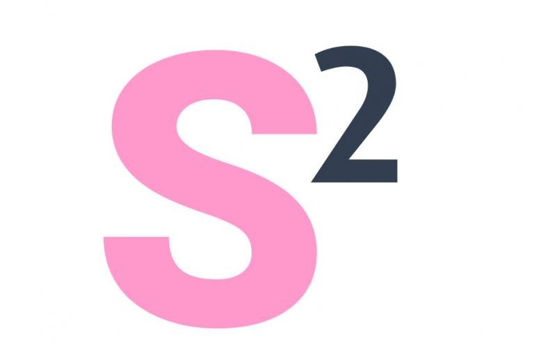 Dikke, roze, hoofdletter S met een zwart cijfer 2 ernaast, in superscript