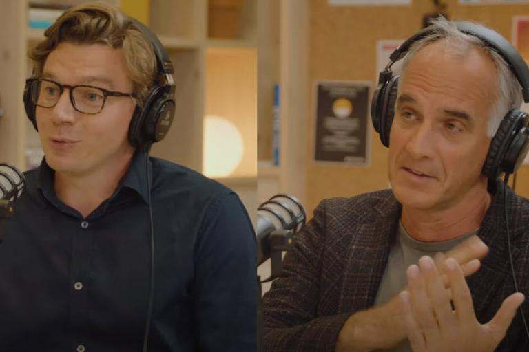 profs wille en de fruyt achter de podcast-microfoon