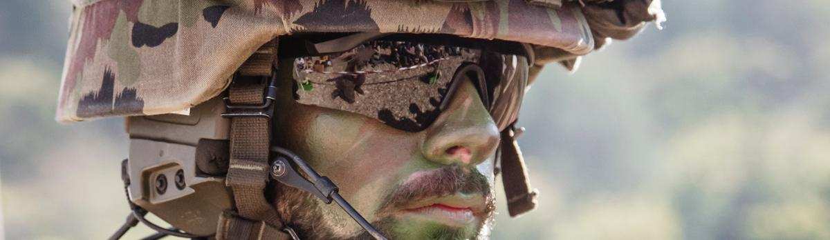soldaat met camouflage make up op zijn gezicht