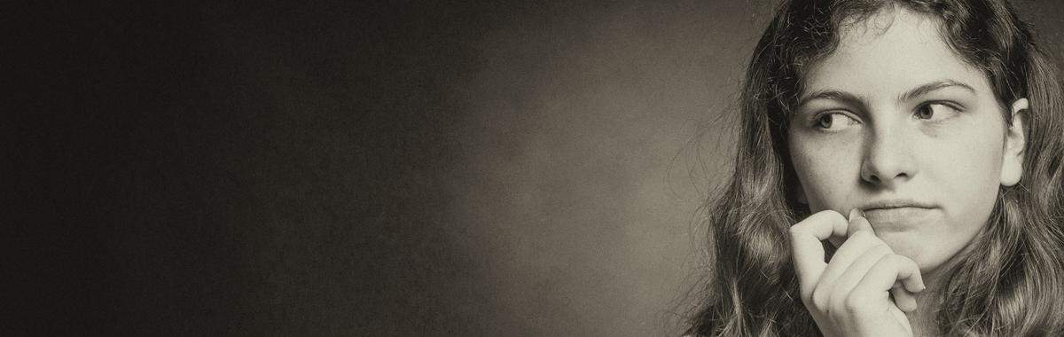 jonge vrouw kijkt peinzend naar links