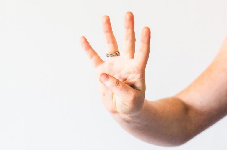 hand met vier vingers omhoog
