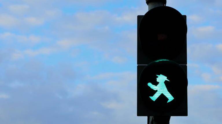 groen lopend mannetje op voetgangersstoplicht